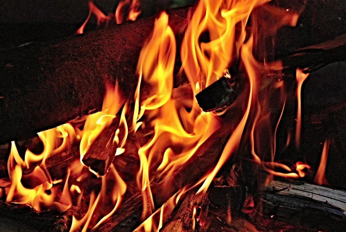 A Beginner's Guide to Lighting a Wood Fire Without Smoke